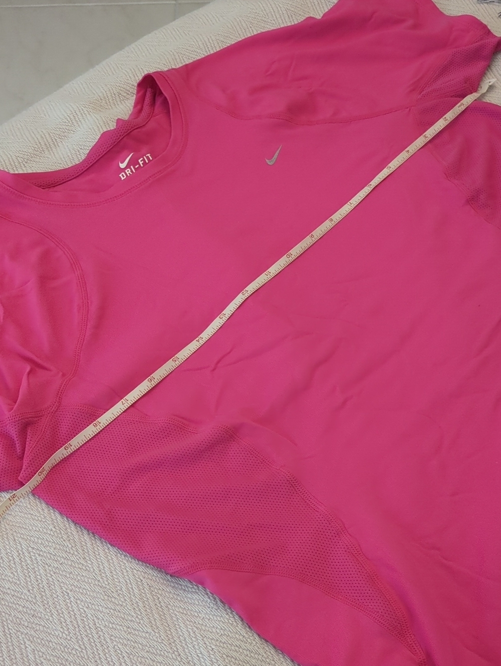 Nike Women’s Hot Pink Short Sleeve Athletic Running Gym Yoga Outdoor Hiking Tee - Picture 5 of 5